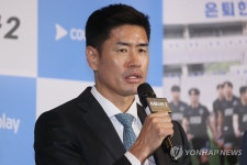 인사말하는 설기현 코치