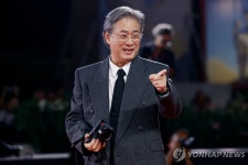 이병헌 연호 레드카펫, 웃음터진 극장…"탁월한 자본주의 풍자"(종합)
