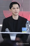 한국 관객들에게 인사하는 요시자와 료