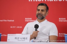 인사말하는 하산 나제르 감독