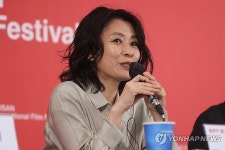 인사말하는 류 단