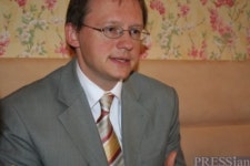 "공무원노조 문제, 엄격한 법적용만으론 안 풀려"