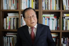 정세현 "쌀·비료로 北 마음 못 사…금강산부터 풀자"