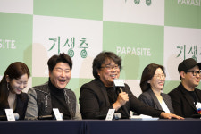 봉준호 "동상, 생가? 그런 이야긴 제가 죽은 후에"