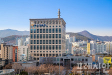 경찰, 부산 연제구청 압수수색...전직 간부급 공무원 비위수사