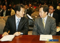 이야기 나누는 전직 당의장들