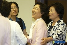 환하게 웃으며 인사 나누는 강혜숙 민주평화국민연대 여성위원회 위원장