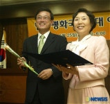 환하게 웃는 문학진 사무총장과 강혜숙 여성위원장