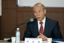 토론회 사회자로 나선 이효성 교수