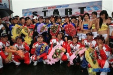 포즈취한 레이서와 모델들