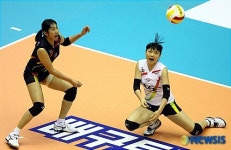 공격 받아내는 문선영과 윤혜숙선수