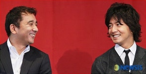 밝은 모습으로 이야기하는 기무라 타쿠야-마사유키 감독