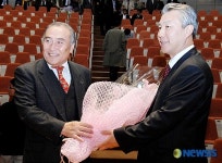 꽃다발 받은 충남대 총장 당선자 송용호 교수