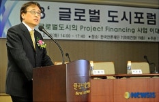 주제발표하는 연세대 백준홍 교수