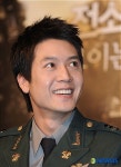 팬들의 환호에 미소로 답하는 배우 조현재