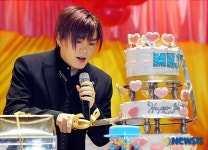 팬들에게 케이크 선물받은 가수 문희준