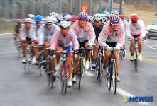 정상을 향한 사이클선수들의 질주
