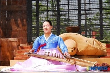 화룡도를 연주하고 있는 민정민씨