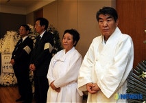 빈소 지키는 김영주 관장과 김지하 시인