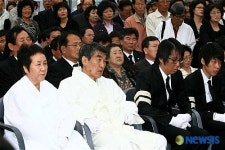 슬픔에 잠긴 딸 김영주씨와 김지하 시인