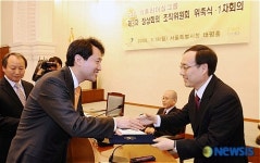 위촉장받는 오세정 서울대교수