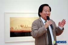 사진전 설명하는 김희중 교수