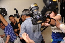 사진기자들을 막아라