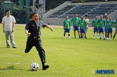 힘차게 시축하는 주교님