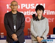 같은 포즈의 감독과 배우