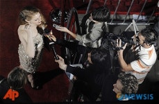 영화 소개하는 에이미 아담스