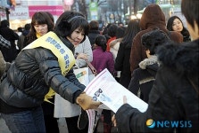 거리에서 MBC노조파업 정당성 알리는 하지은 아나운서