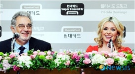 밝은 모습으로 질문에 답하는 캐서린 젠킨스