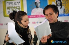 연극속 한 장면중인 박용수와 이승비