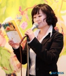 시낭송회 낭독하는 연극 배우 임미정