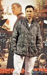 액션 배우 견자단의 부드러운 포즈