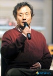 기자들의 질문에 답하는 배우 정동환
