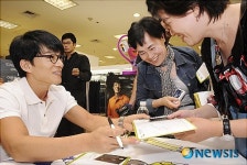 영화배우 이범수, 아놀드파마와 결식 아동 돕기 티셔츠 출시