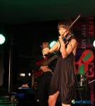 축하공연하는 손수경의 전자바이올린 연주