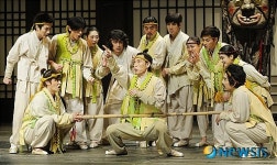 배우들의 열정적인 연기로 재미 극대화한 연극