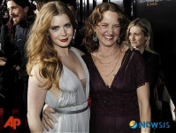 포즈취한 에이미 아담스-멜리사 레오