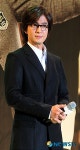 사회자 질문 경청하는 탤런트 배용준