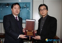 부산공간화랑 신옥진 대표, 명예 경남도민 됐다