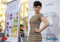 포즈취한 지니퍼 굿윈