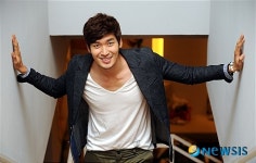 환한 미소의 배우 정겨운