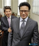 대화 나누는 정병국 장관과 김재윤 간사