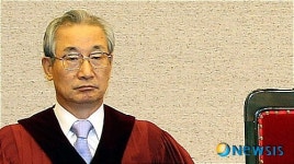 법정 들어서는 이강국 소장