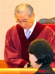 법정 들어서는 이강국 소장