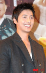 환한 미소의 배우 이상우