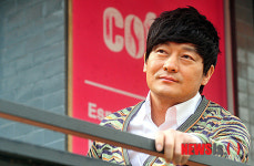 포즈취하는 영화배우 조성하