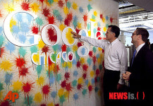 구글 방문한 미트 롬니 후보